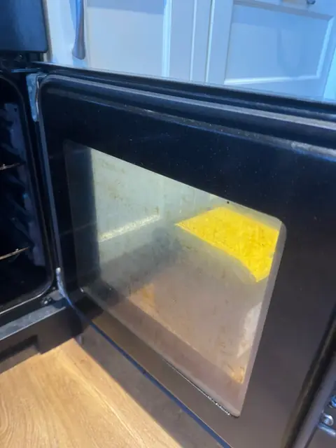 Range cooker oven with clean door glass
